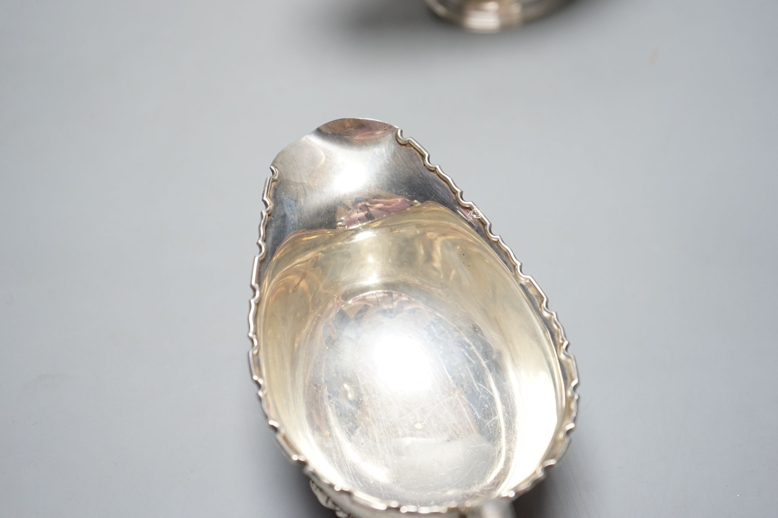 Two George V silver sauceboats, Birmingham, 1926/7, 245 grams.